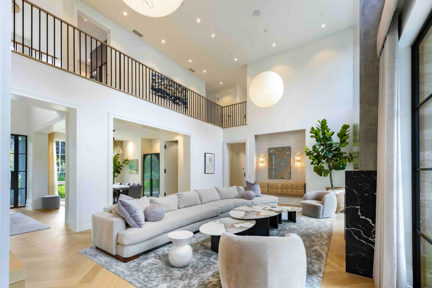 112 Almendral AVE - Living area