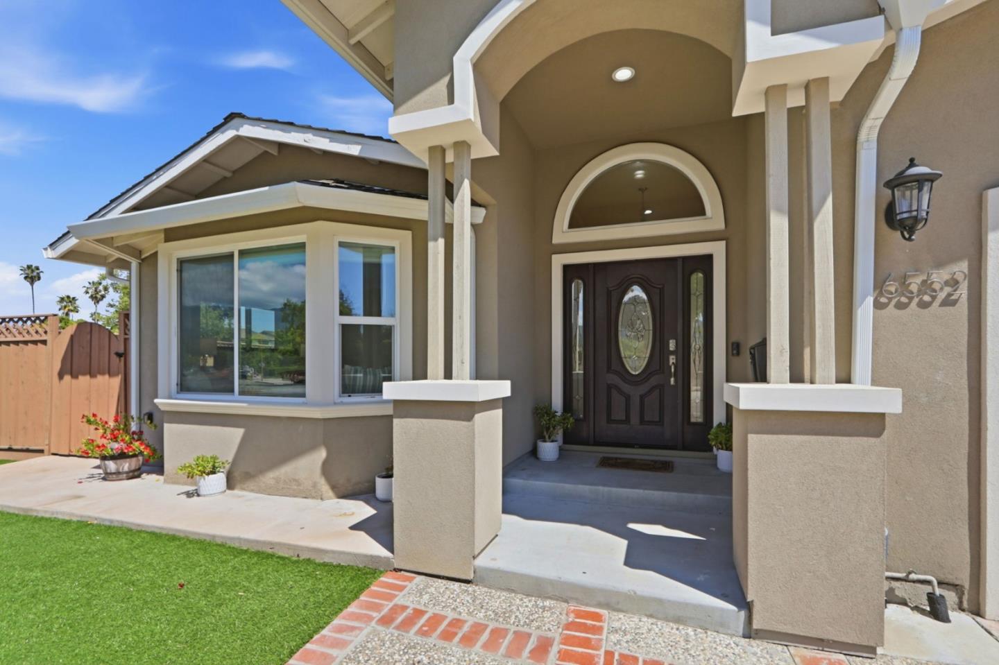 6552 Camden AVE - Living area