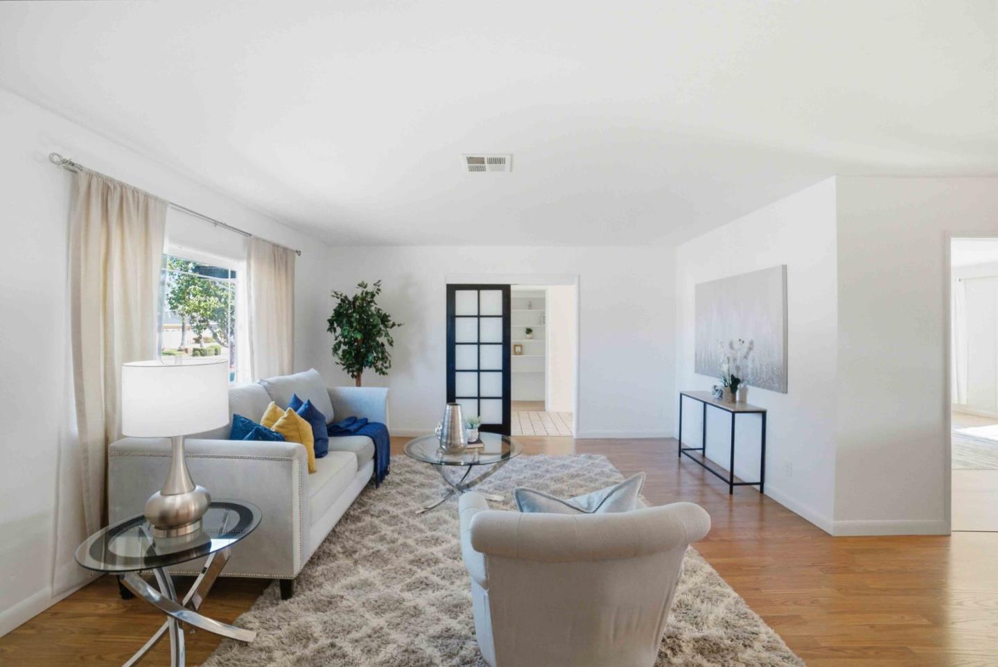 1642 Glenville DR - Living area