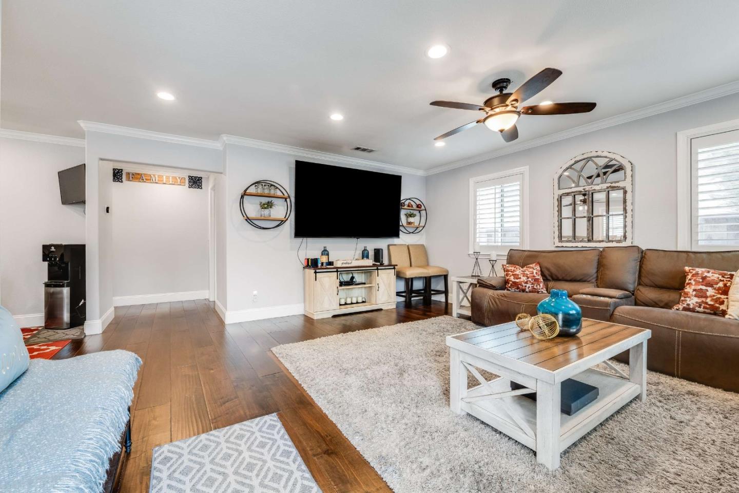 345 N 19th ST - Interior