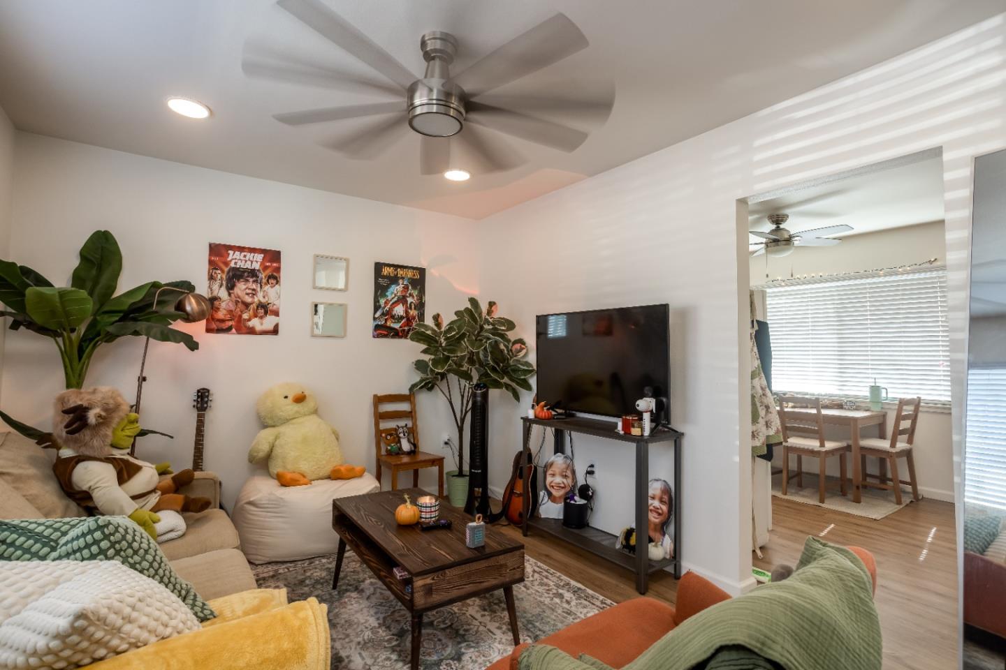 1120 Locust ST - Living area
