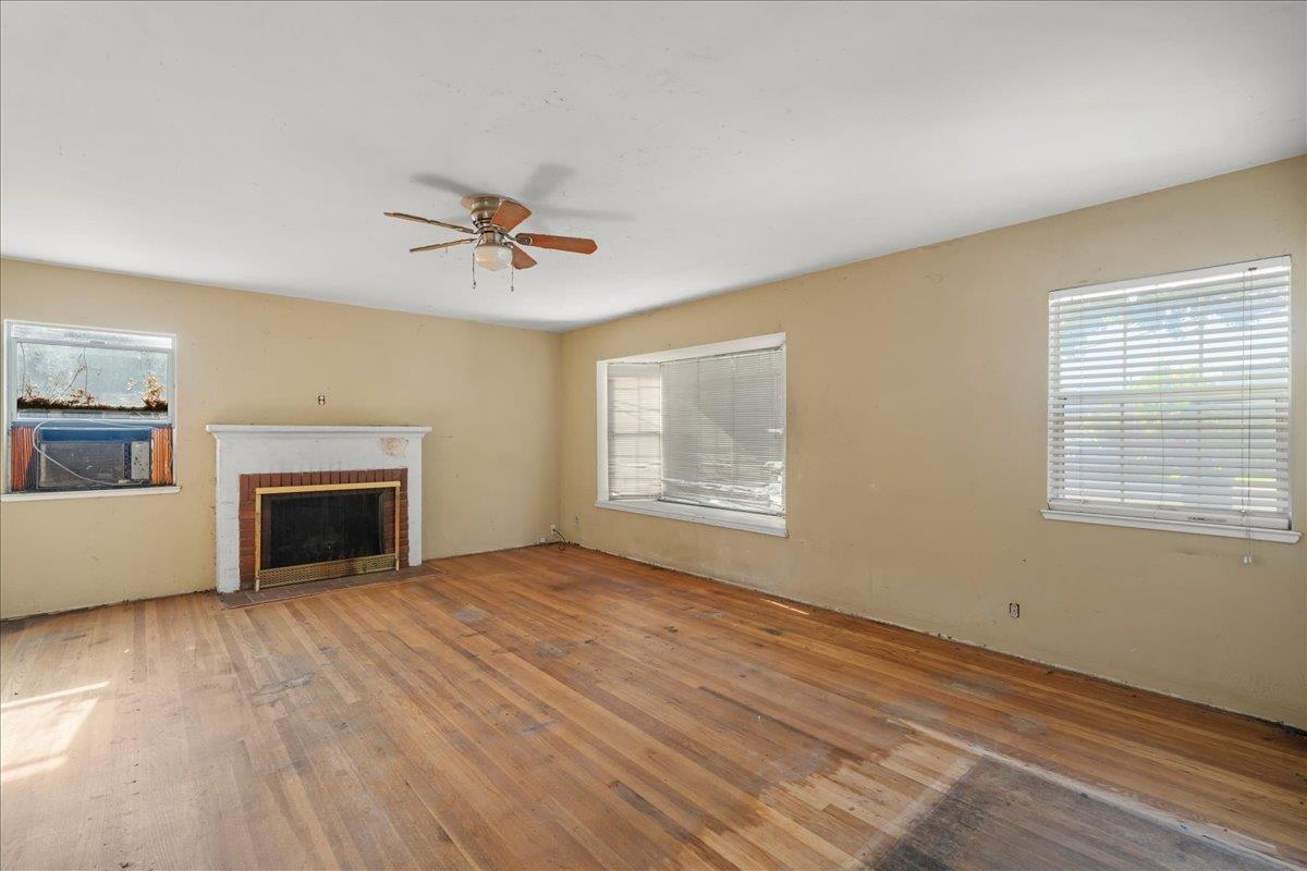 639 Hawthorne AVE - Living area