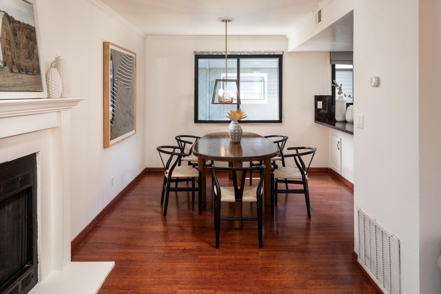 2211 Fazeli CT - Living area
