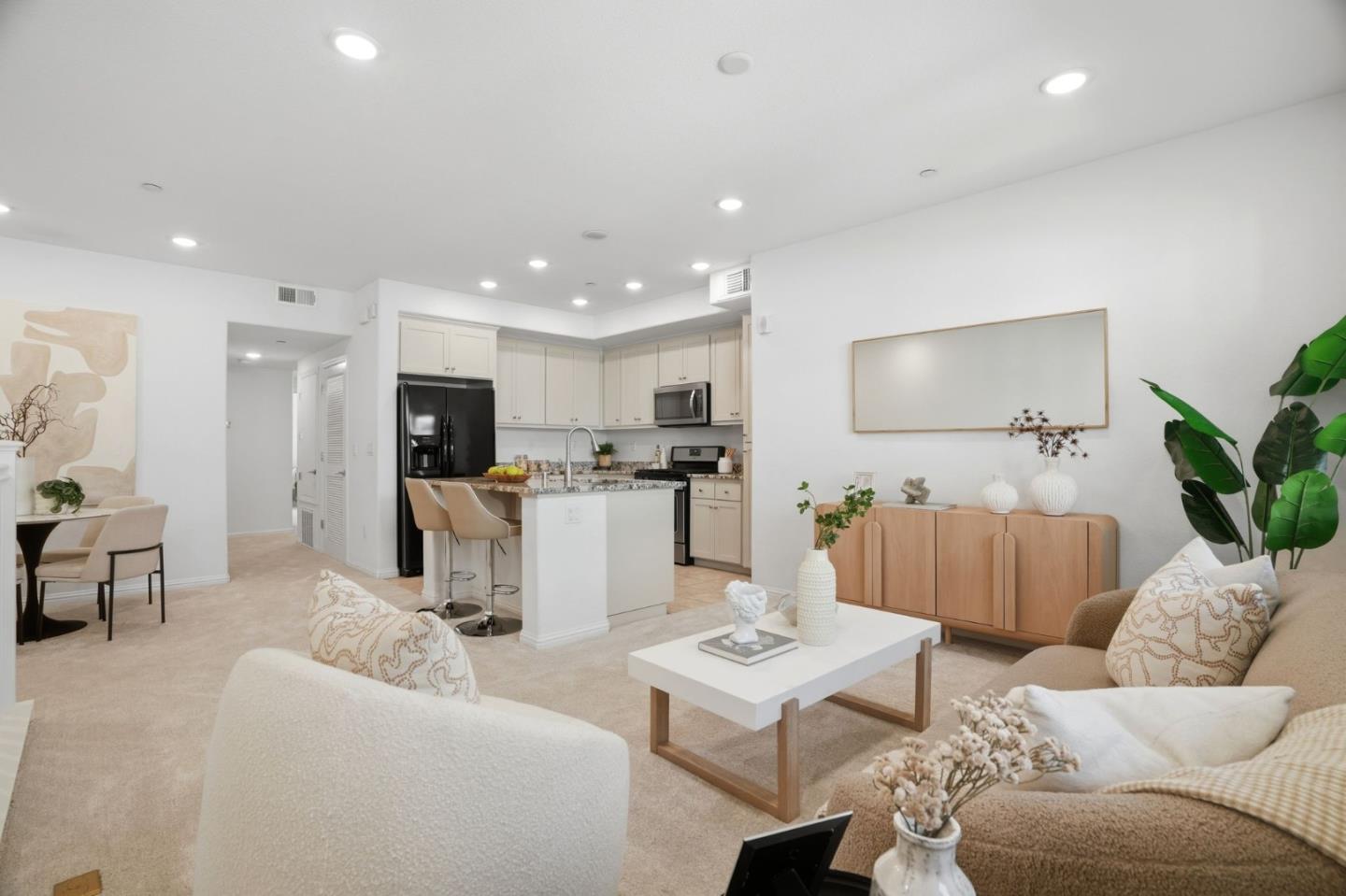 2082 Mahuron CIR - Living area