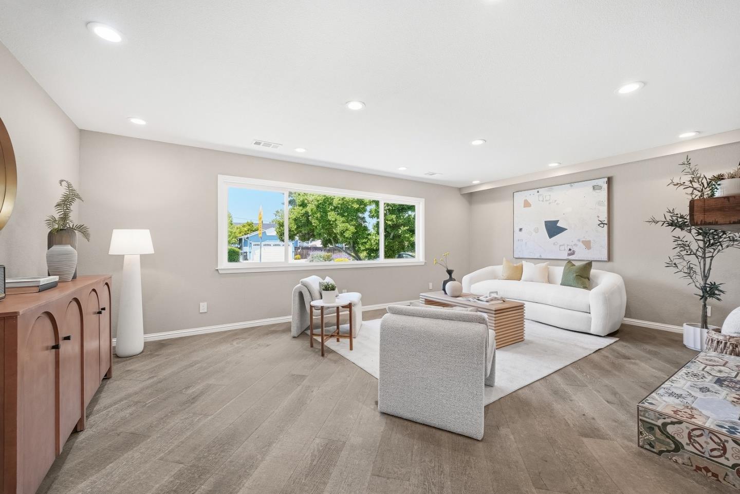 716 Eden AVE - Living area