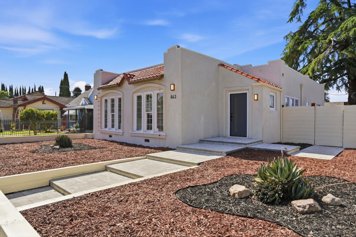 843 E Julian ST - Living area