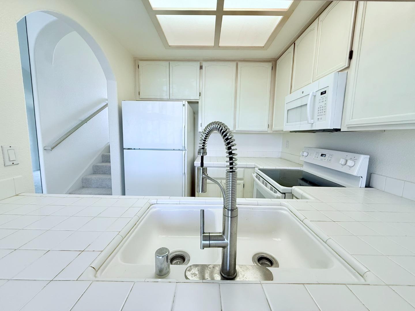 106 Sunnyhills CT - Kitchen