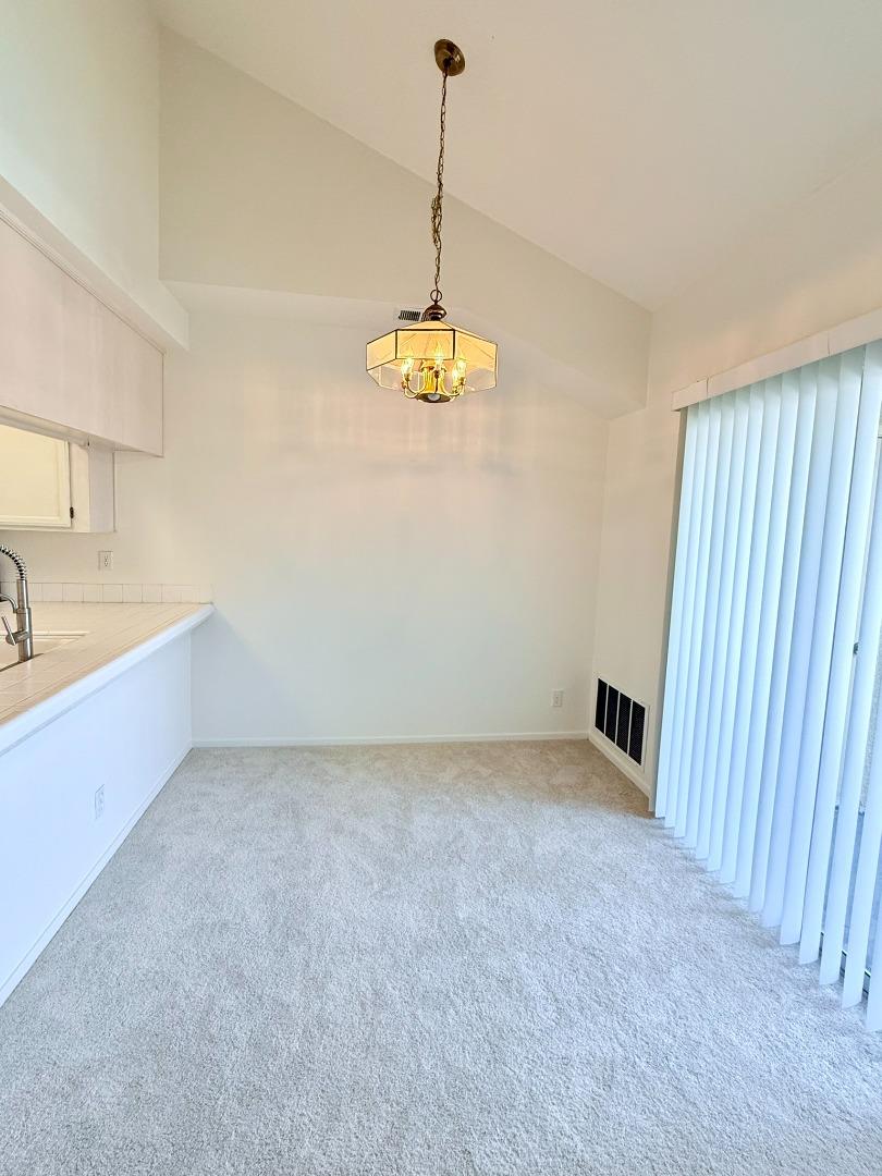 106 Sunnyhills CT - Living area