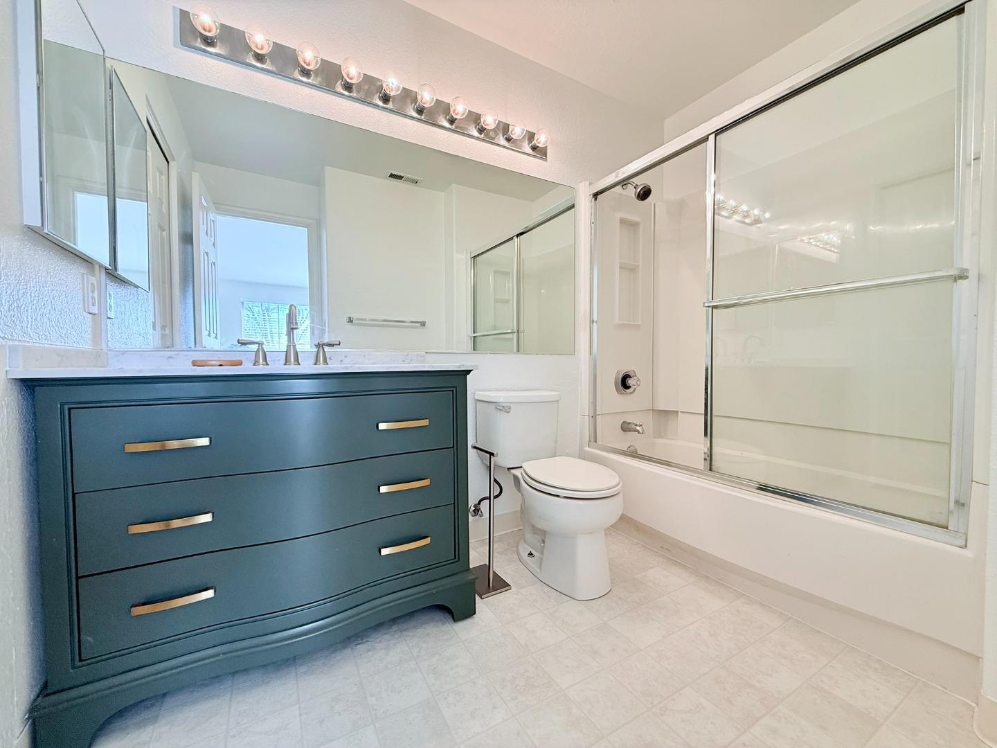 106 Sunnyhills CT - Bathroom