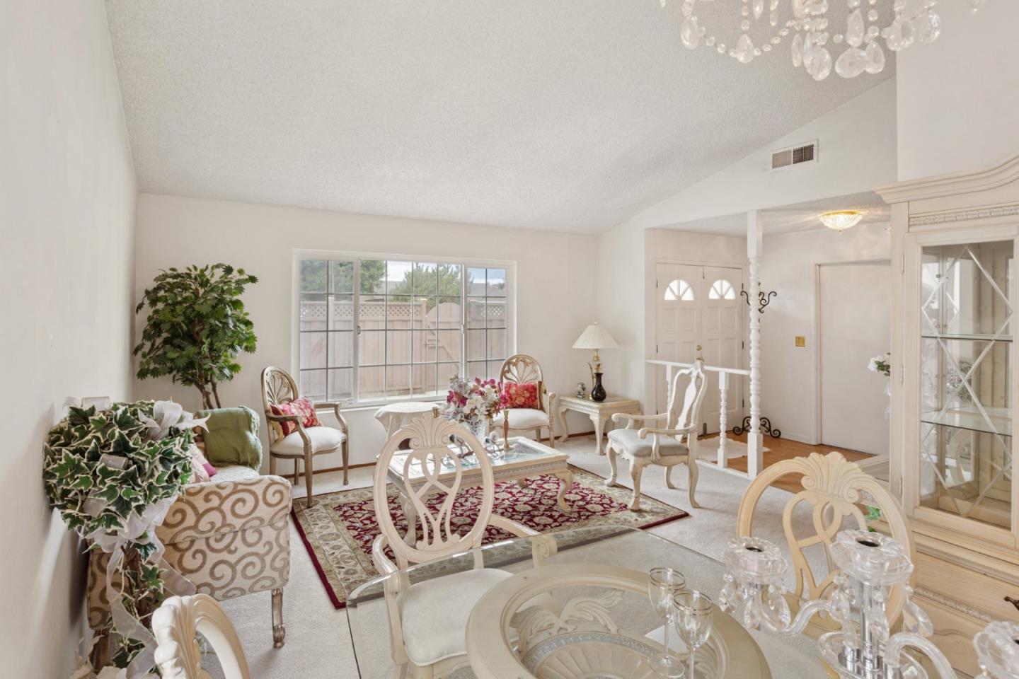 551 Edelweiss DR - Living area