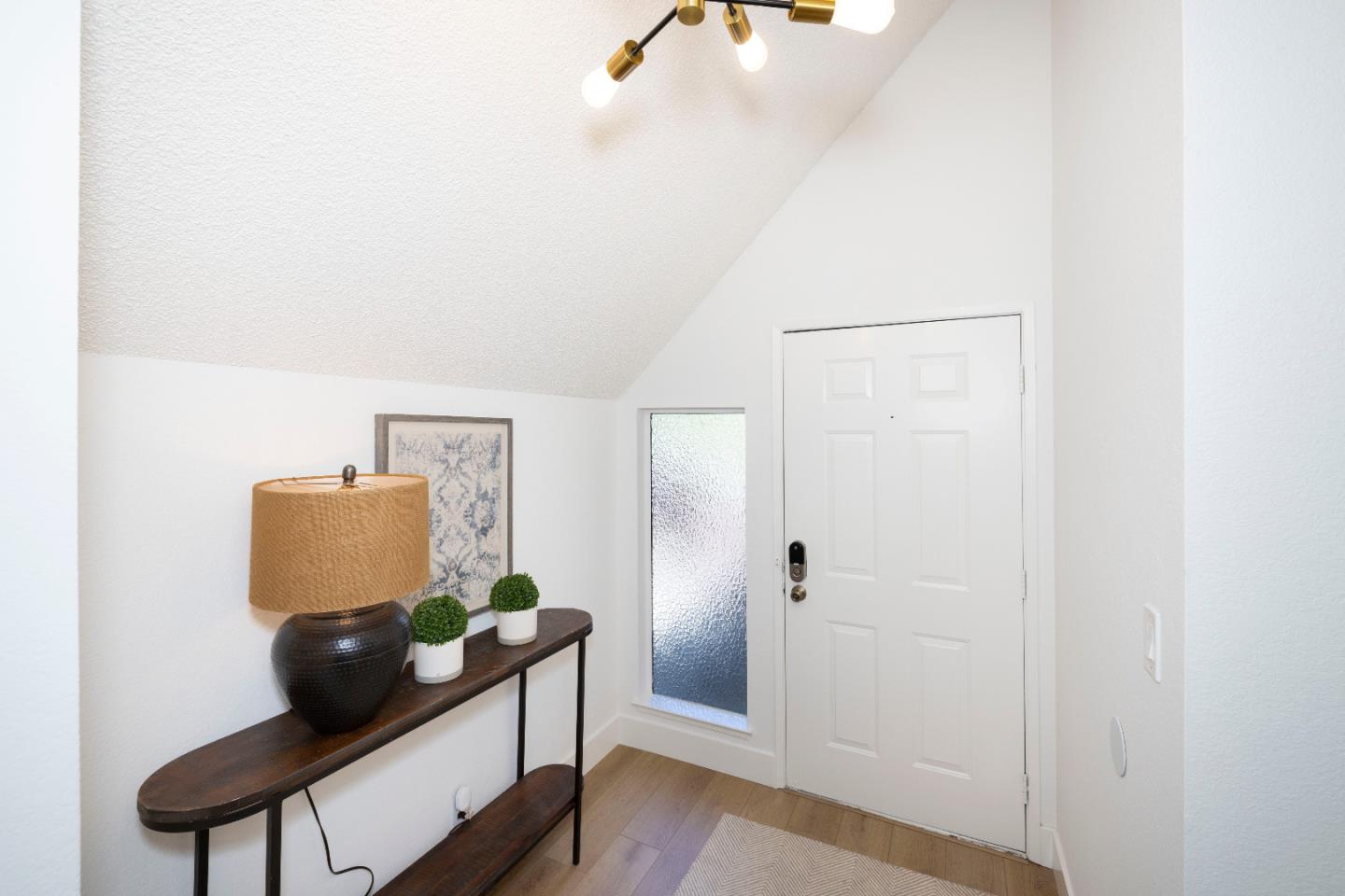 561 Thain WAY - Kitchen