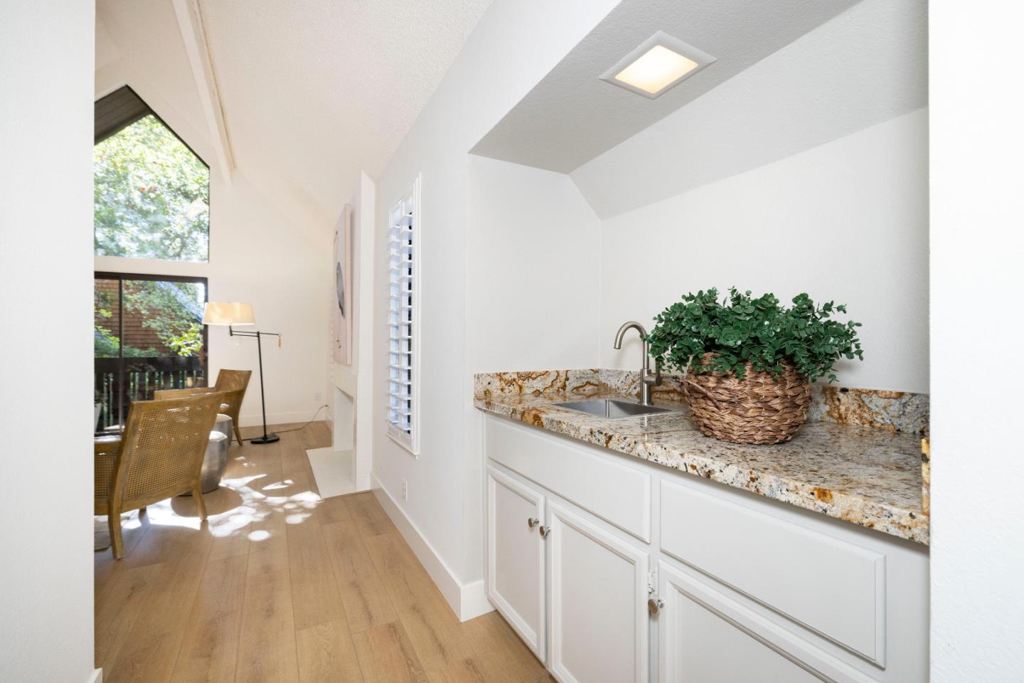 561 Thain WAY - Living area