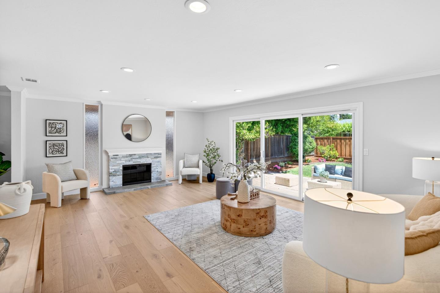 1422 Wright AVE - Living area