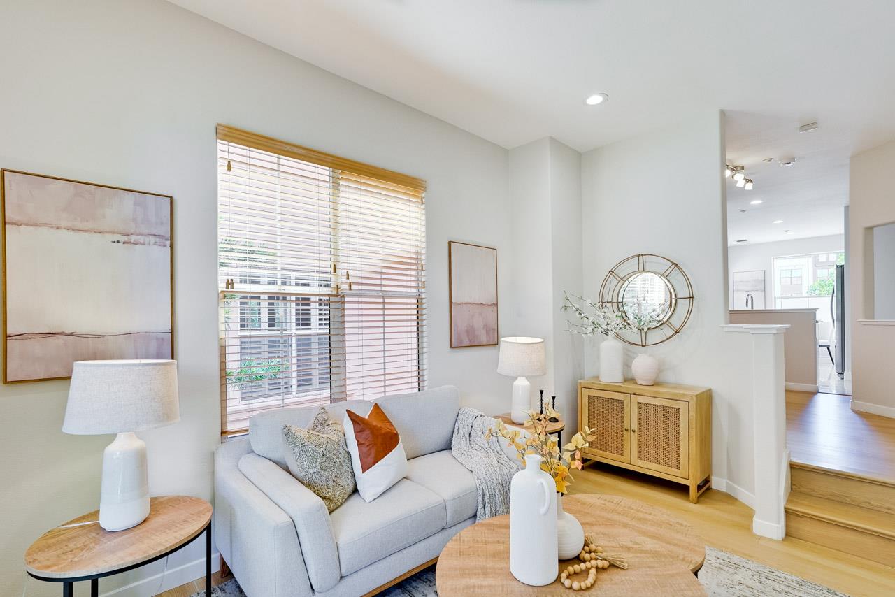 142 Pacchetti WAY - Living area