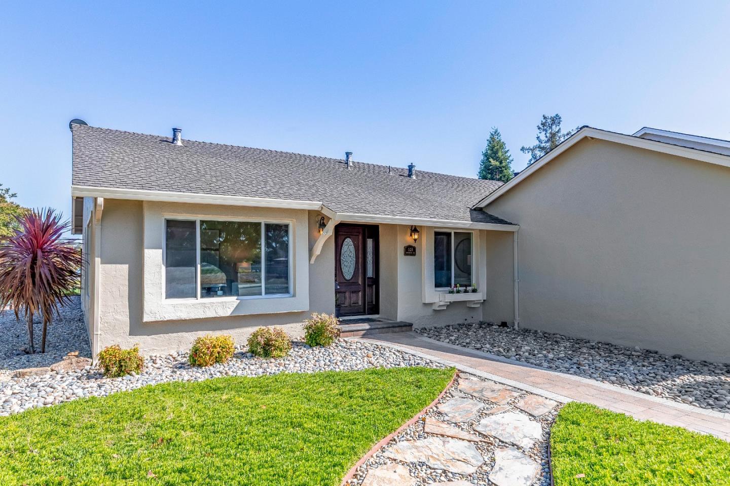 528 Edelweiss DR - Living area