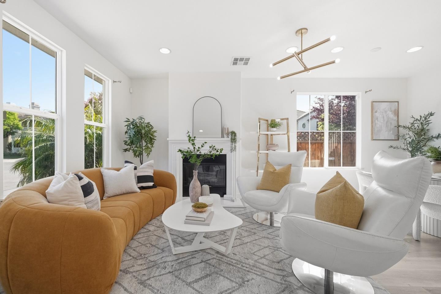 1022 Banyan CT - Living area