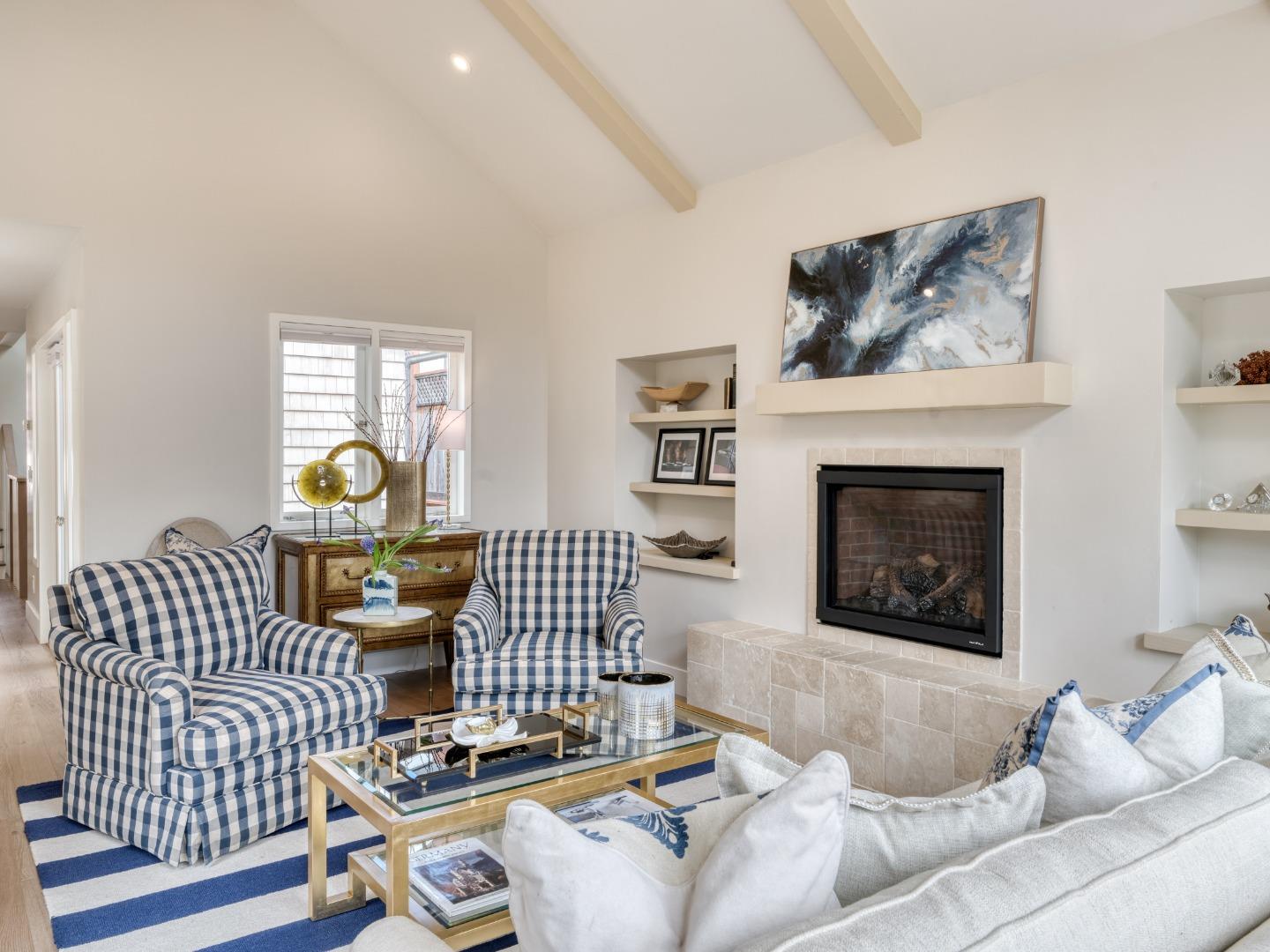 4 NE 10th & Mission - Living area