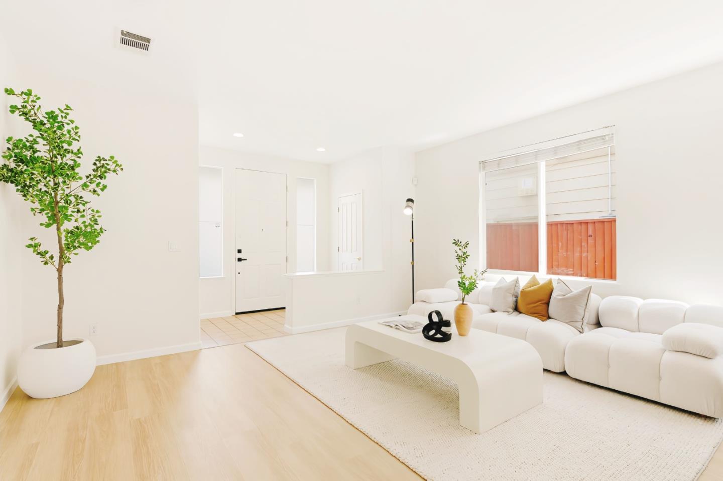 950 Mouton CIR - Living area