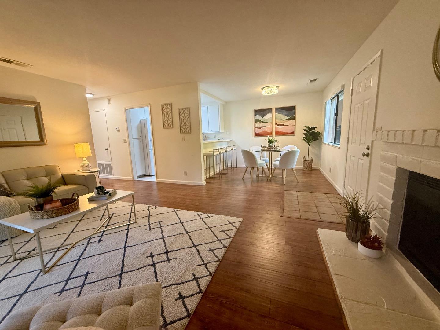 3105 La Terrace CIR - Living area