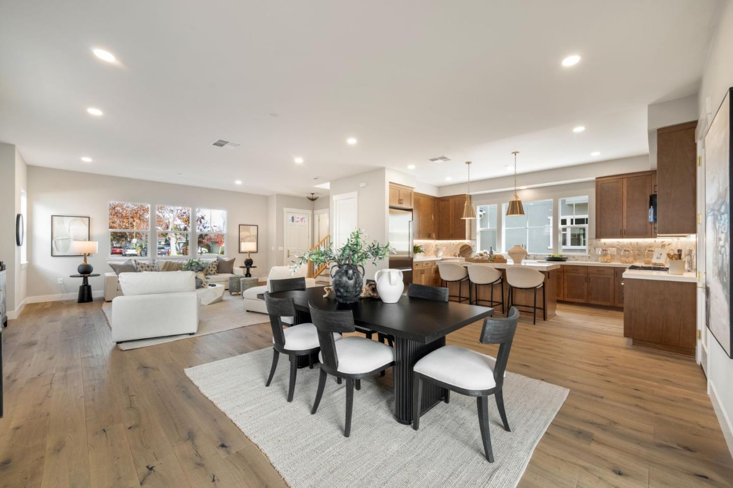 4912 Vivi Place - Living area