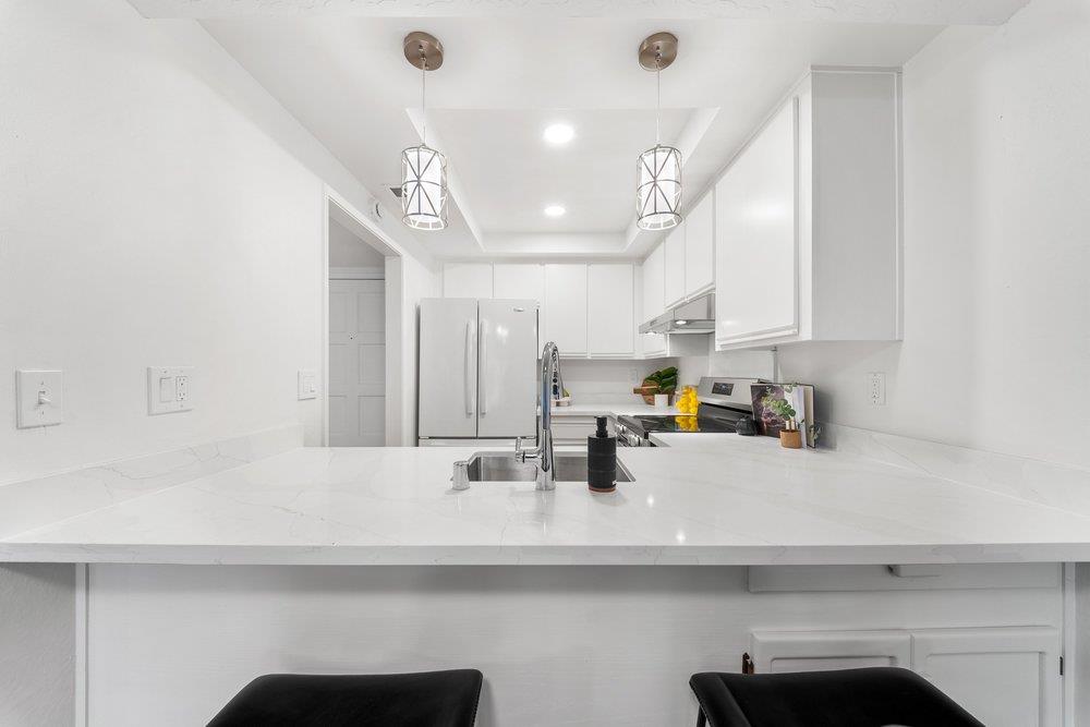 561 Merrimac DR - Kitchen
