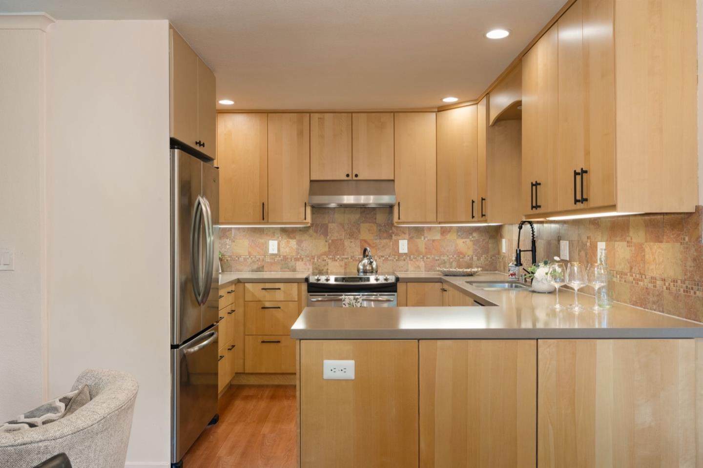 374 Union AVE E - Interior