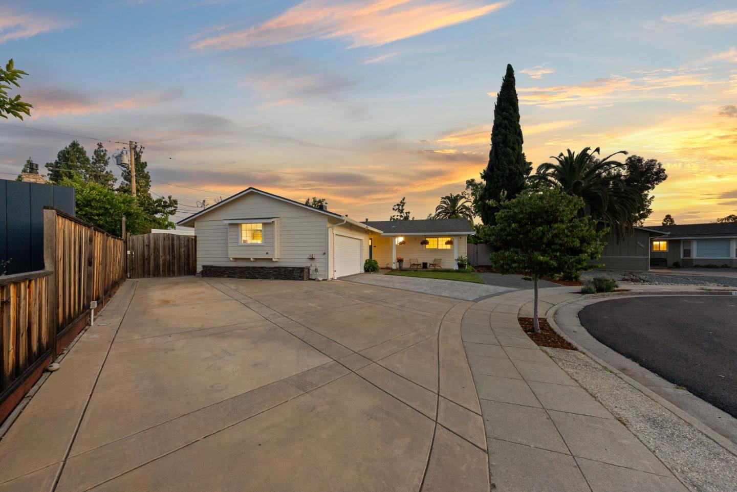 1716 Lollie CT - Living area