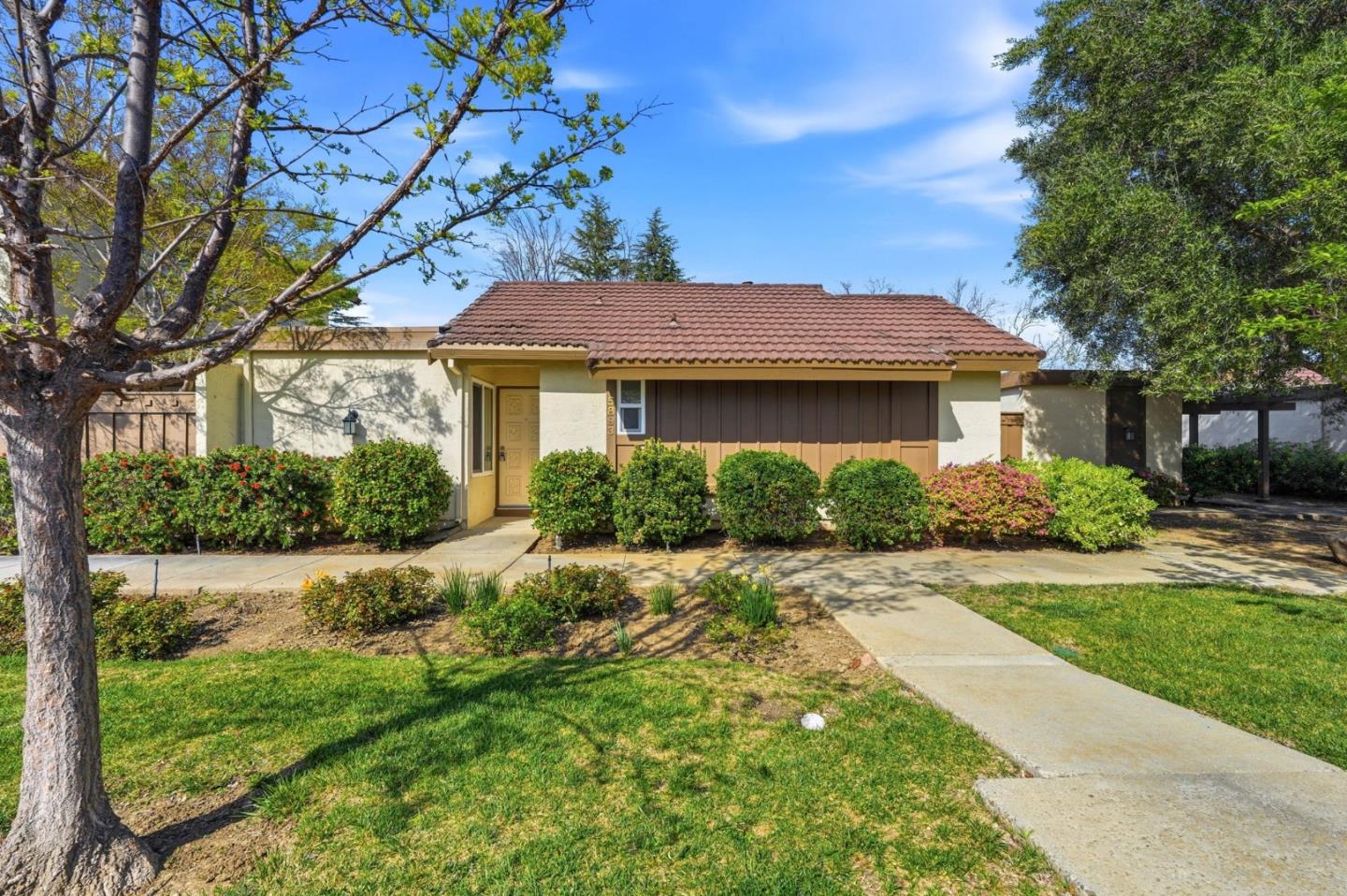 5893 Manorwood CT - Interior