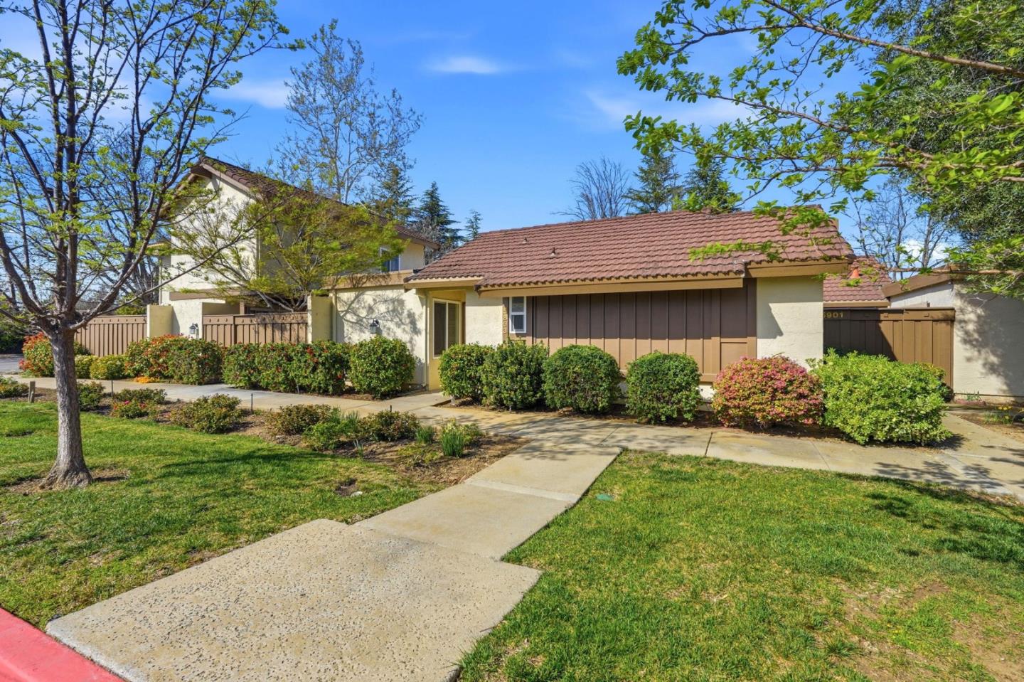 5893 Manorwood CT - Living area
