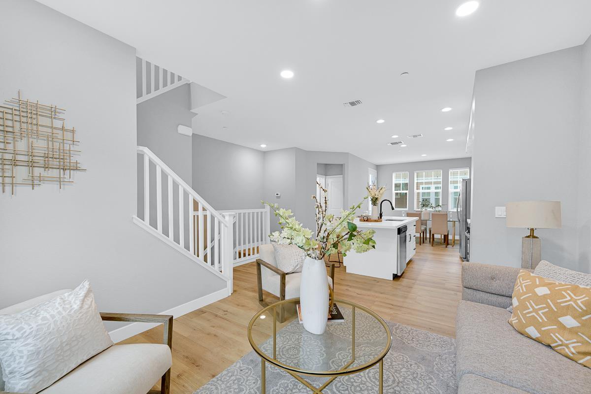334 Circuit WAY - Living area