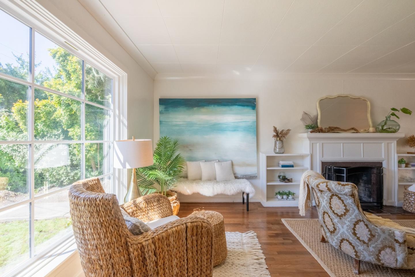 32 Via Ventura - Living area