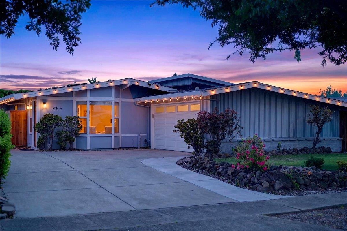 786 Lakewood DR