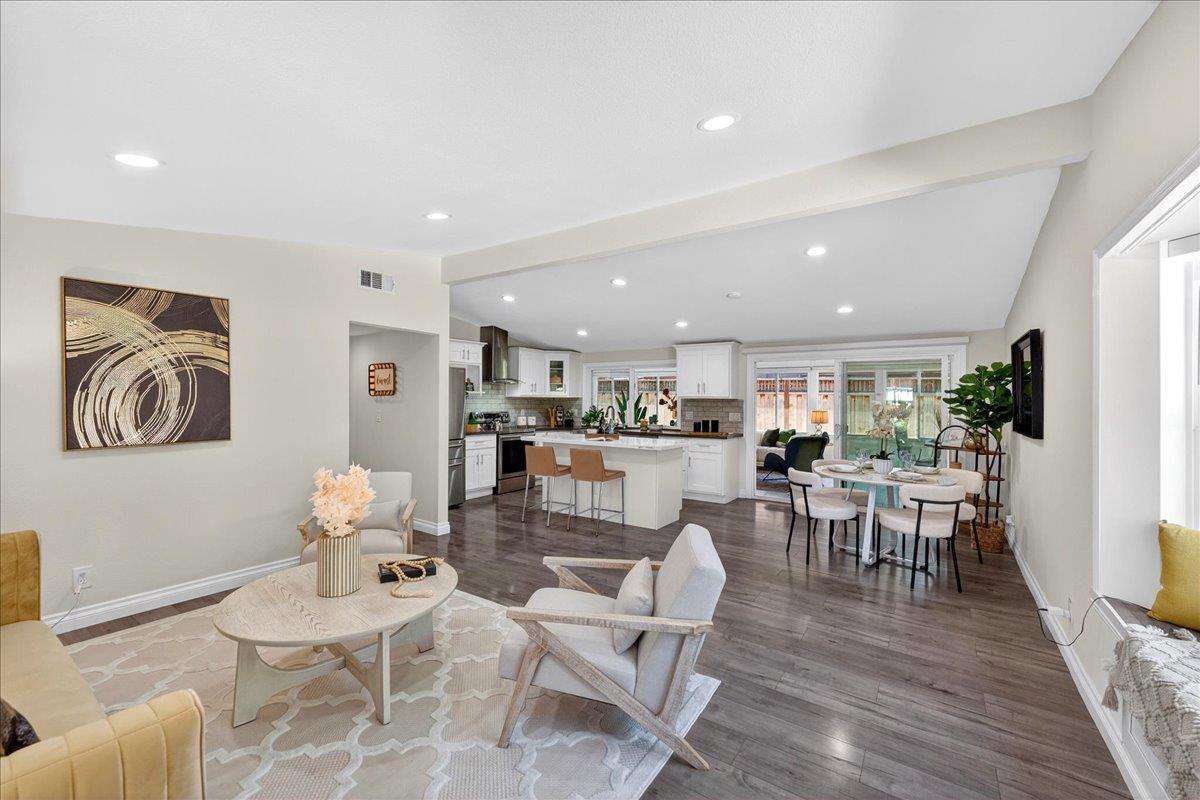 786 Lakewood DR - Living area