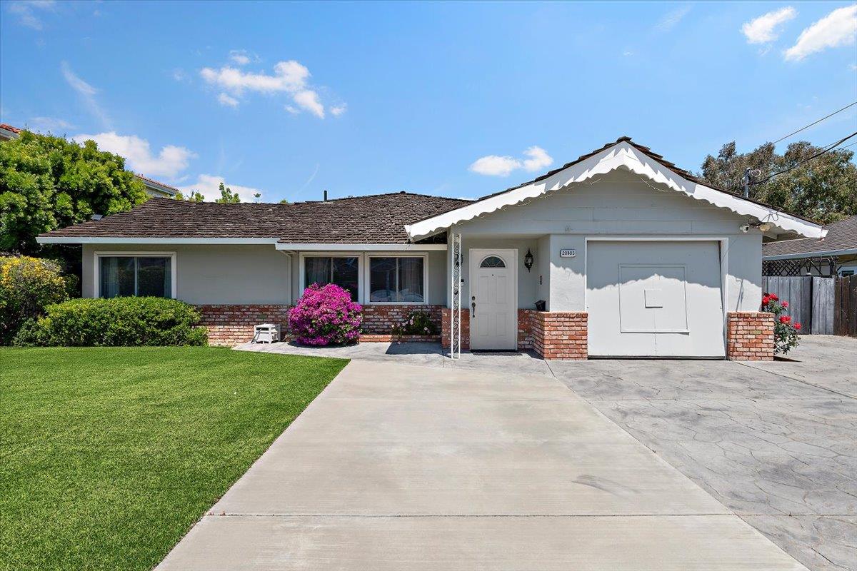 20805 Greenleaf DR