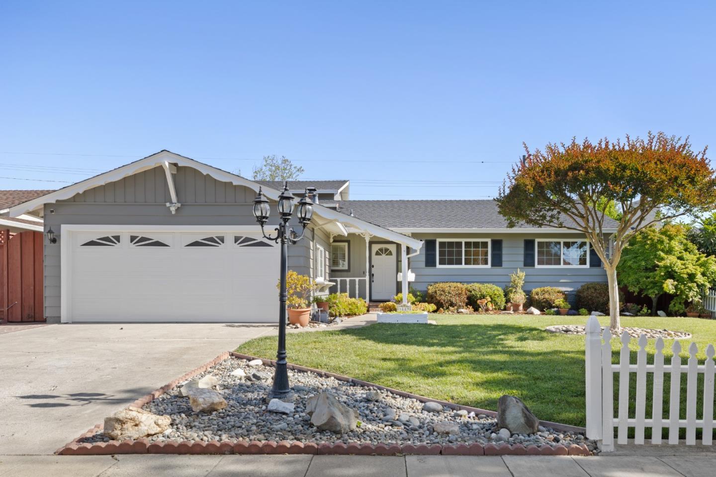 4889 Clarendon DR