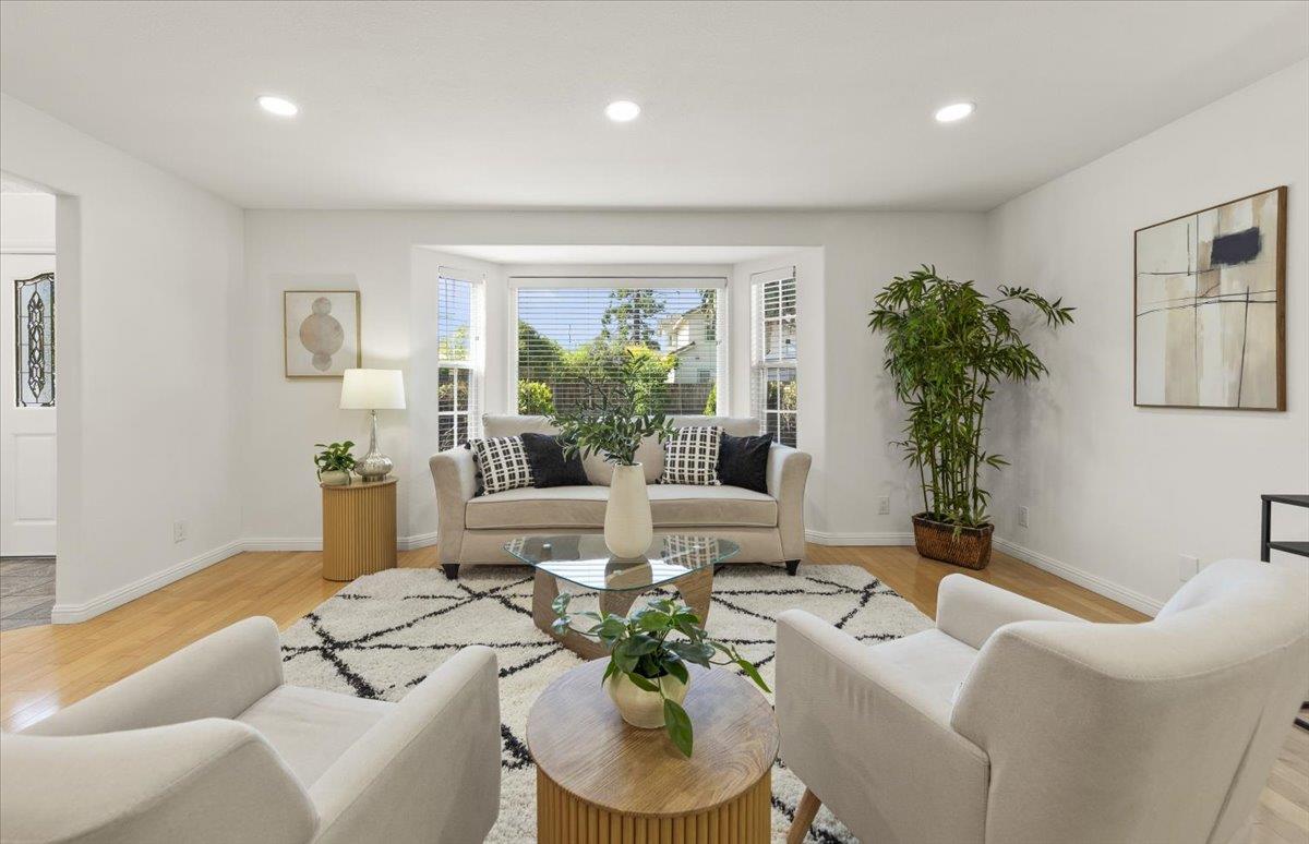 19349 Phil LN - Living area