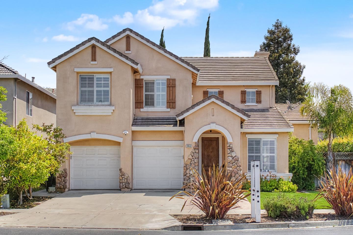3956 Lakeside DR