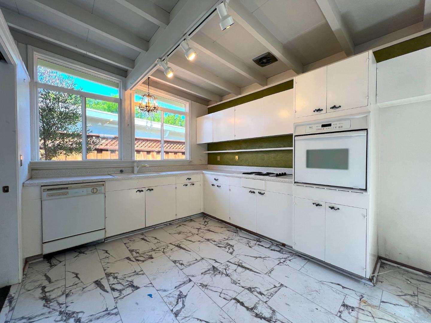 183 Thompson SQ - Kitchen