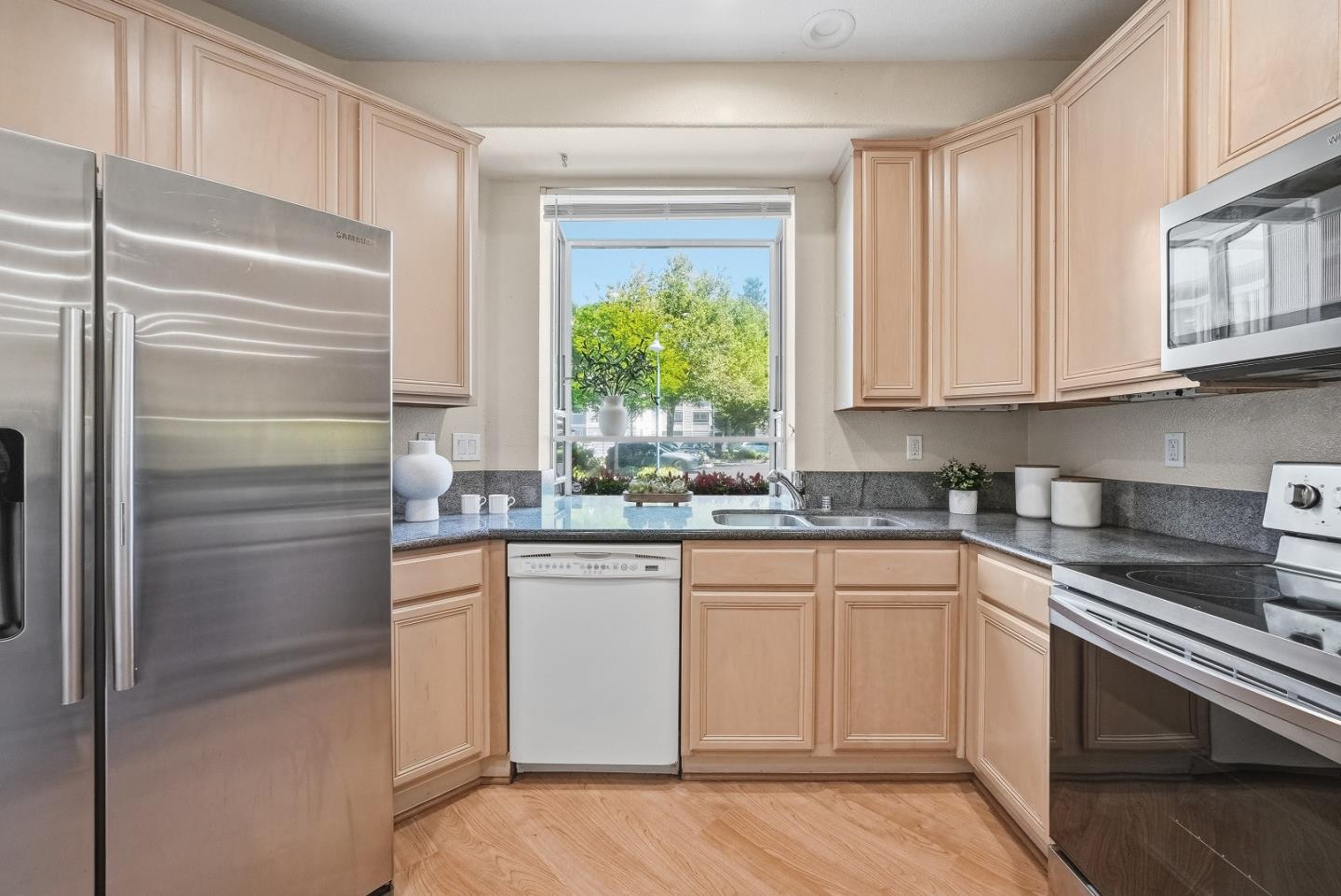 902 Sunrose 104 - Living area