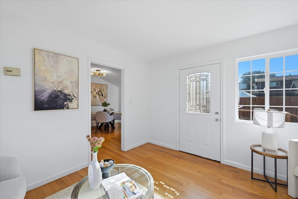 354 Irving AVE - Living area