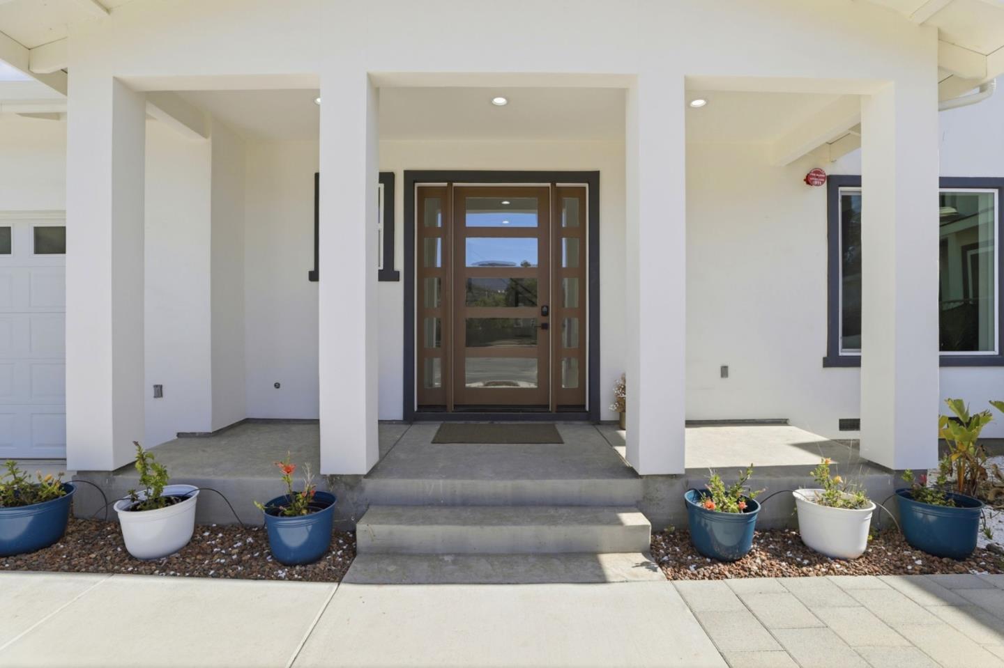 1681 Zinnia LN - Living area