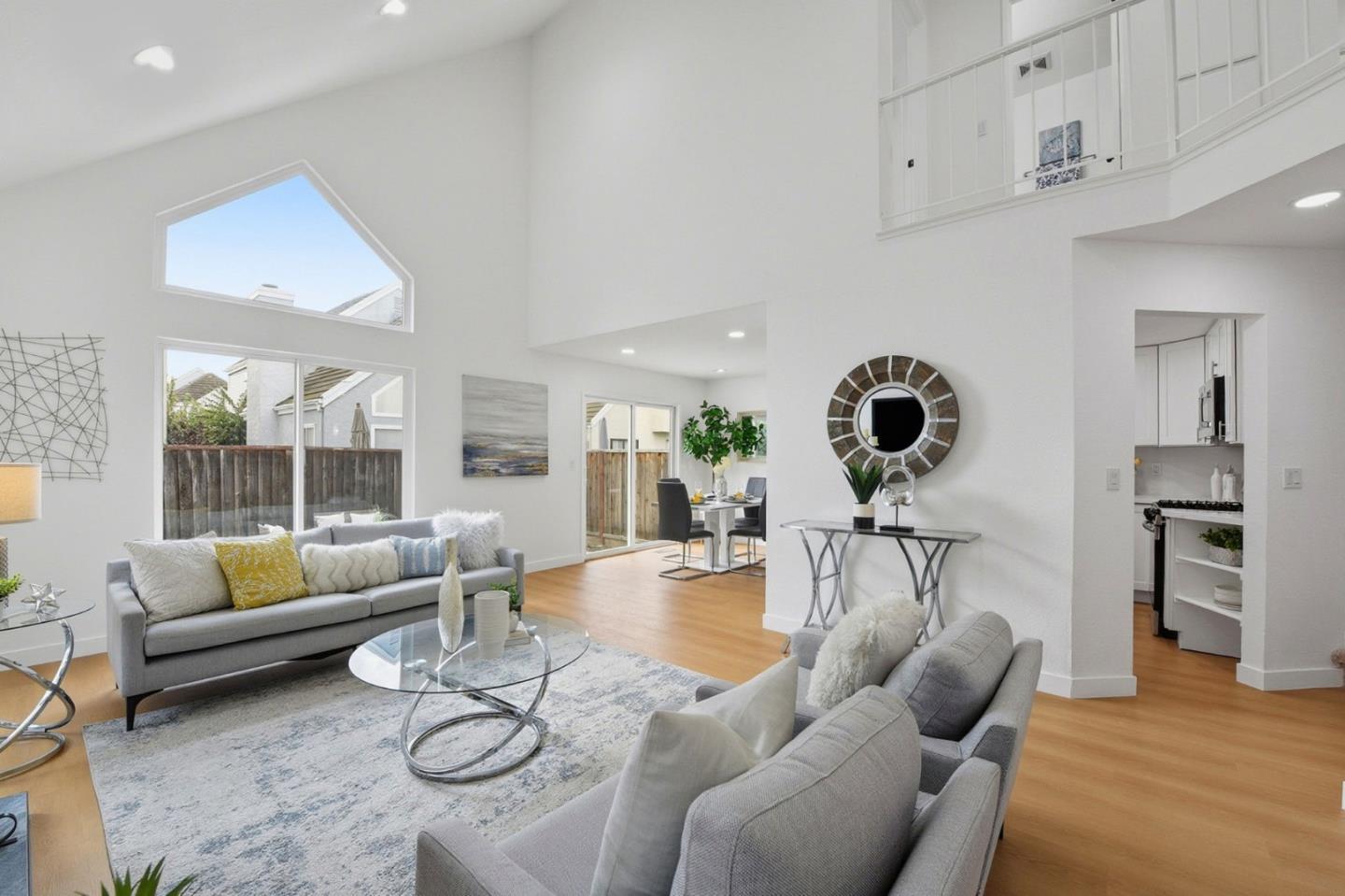 513 Glenmoor CIR - Interior