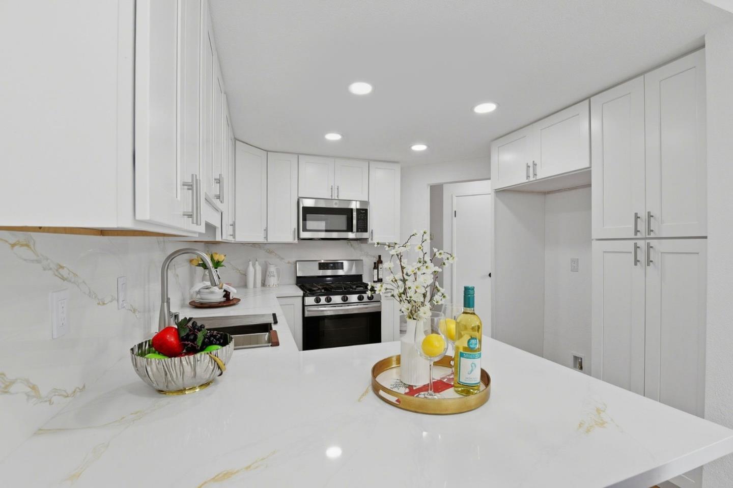 513 Glenmoor CIR - Bathroom