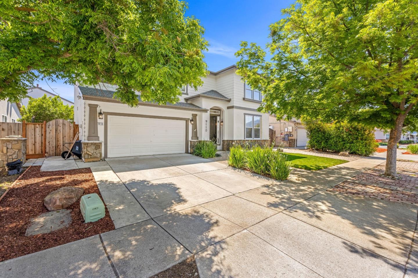9110 Avezan WAY - Living area