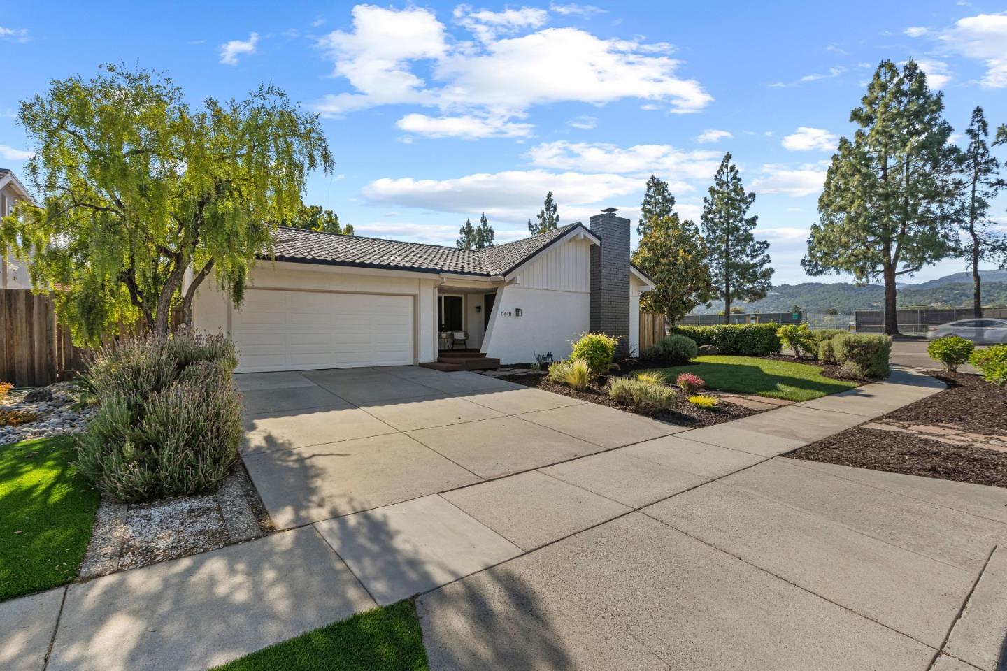6448 Berwickshire WAY - Living area
