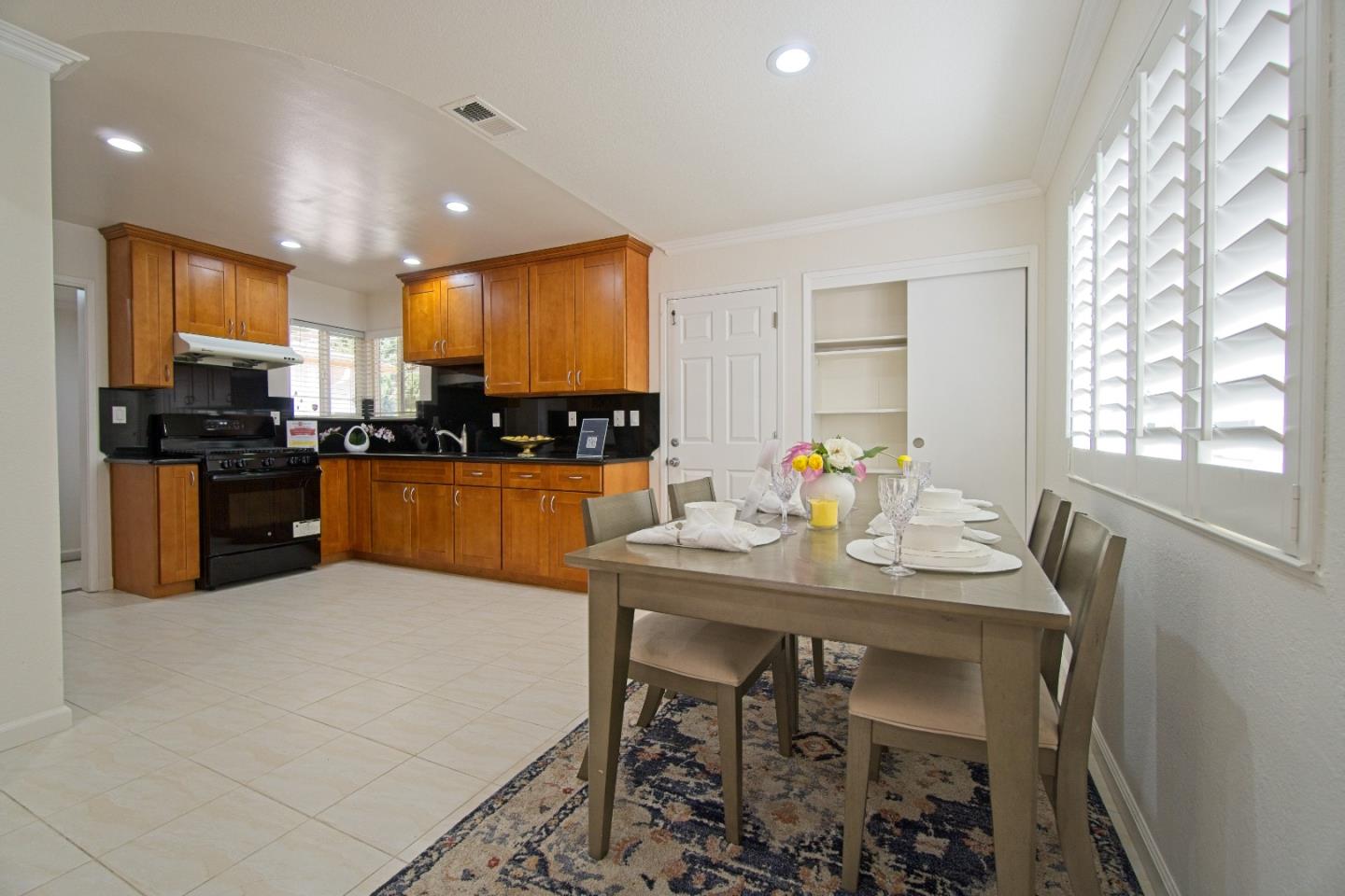 942 Junesong WAY - Living area