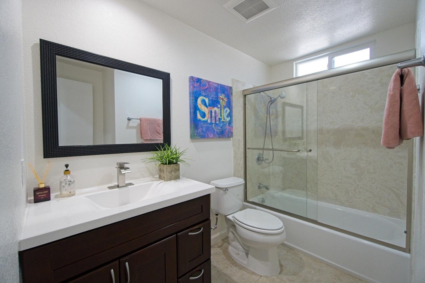 942 Junesong WAY - Bathroom