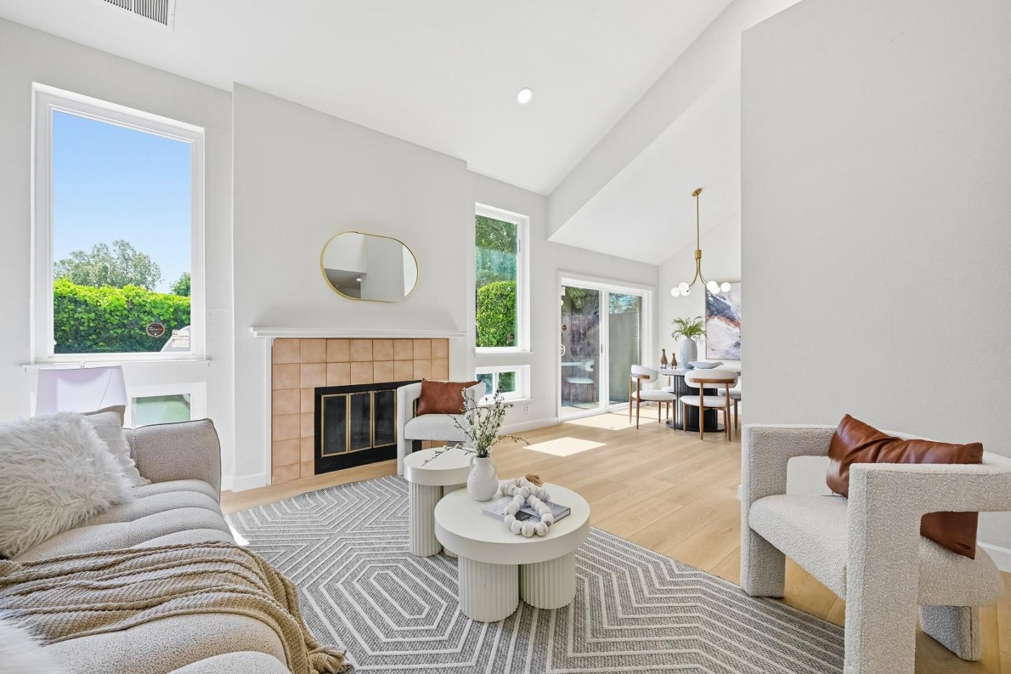 1527 Goody LN - Living area