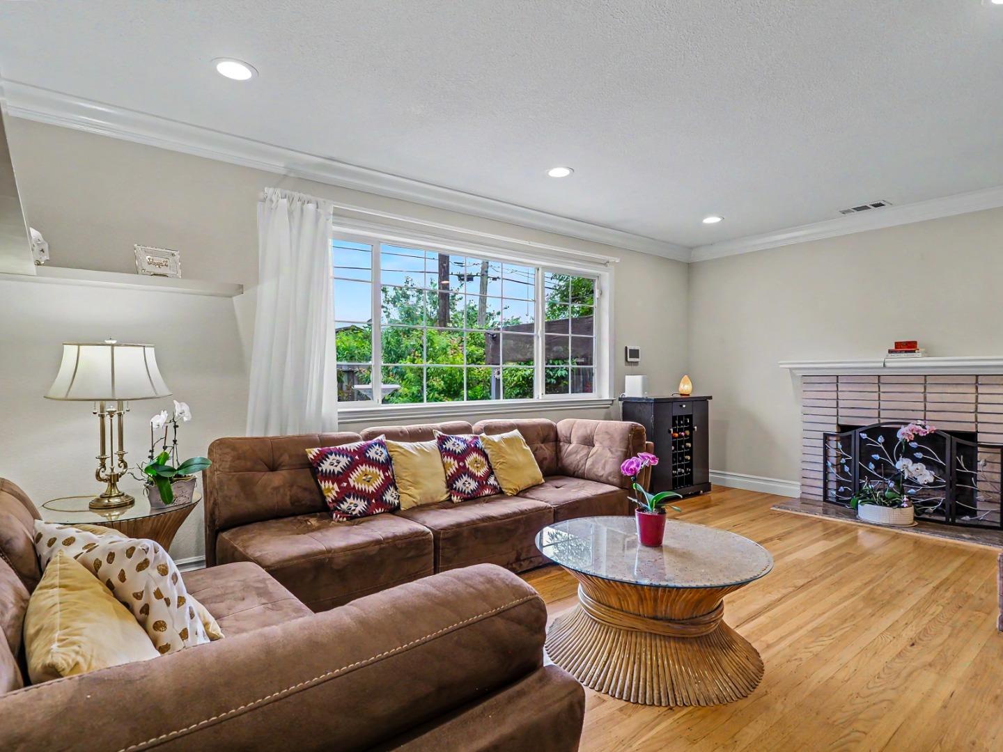 614 Mohican DR - Living area