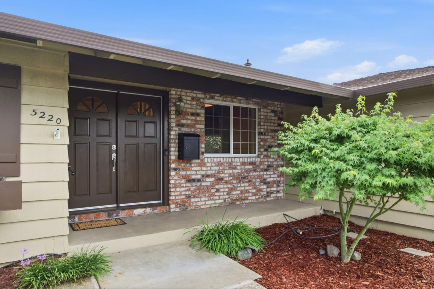 5220 Fell AVE - Living area